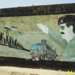 Saddan Hussein aparece em grafiti desenhado em muro no Iraque. Sua ditadura ajuda a pensar fragilidades das democracias na América Latina.