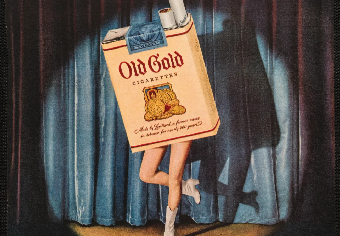 Ilustração dos anos 1950 da propaganda tabagista mostra um maço de cigarros com pernas de mulher dançando em um palco.