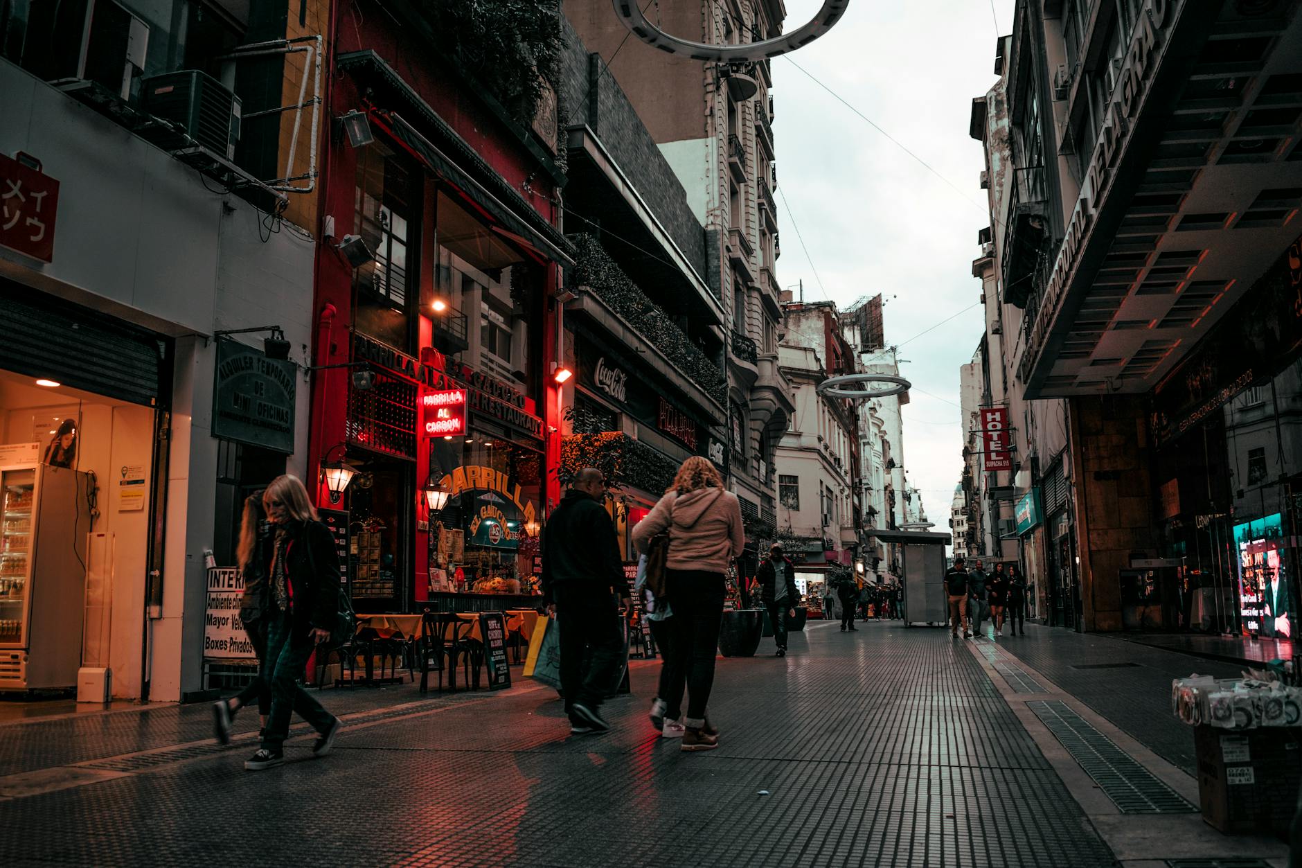 Pessoas caminham durante a tarde em rua de Buenos Aires. Ditadura argentina torturou e matou na cidade. 