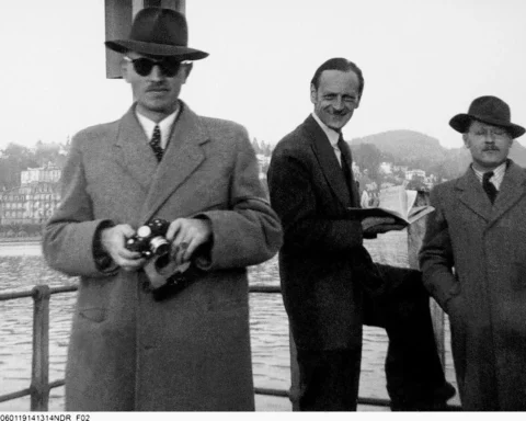 Reinhard Gehlen em primeiro plano, com a câmera fotográfica na mão. circa 1948. Foto: Der Spiegel