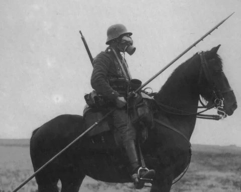 Homem com máscara antigás em cima de um cavalo durante a Primeira Guerra Mundial.