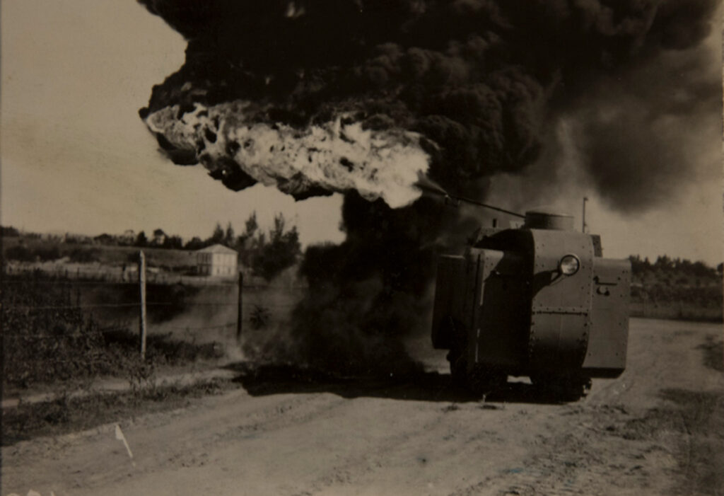 Foto de carro lança-chamas da Revolução de 1932 é destaque em novo acervo digital 1