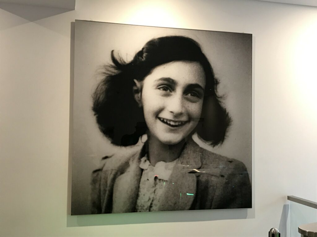 Livro examina denúncia que levou os nazistas até o anexo secreto de Anne Frank 2