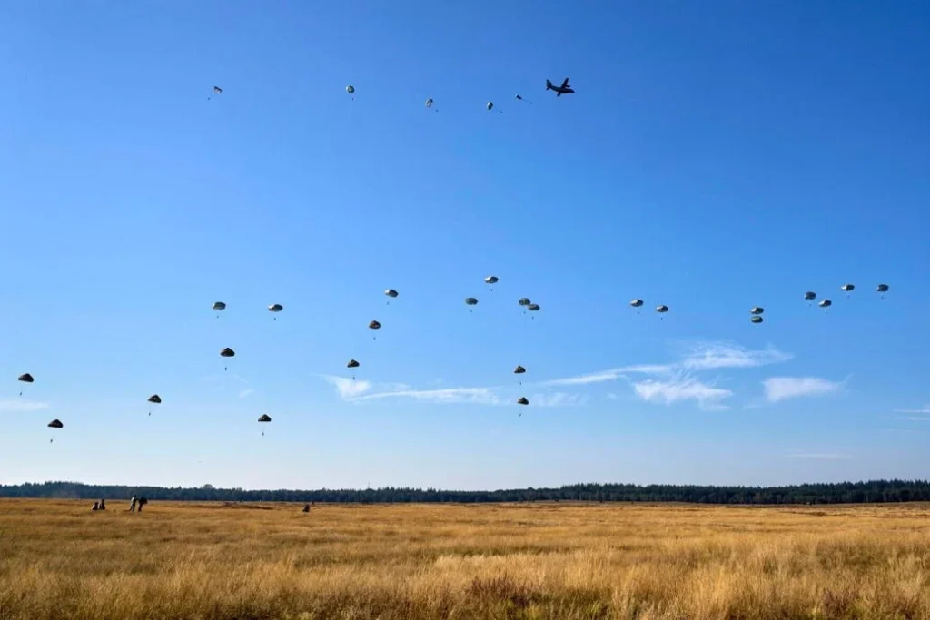 Centenas de paraquedistas saltam para comemorar operação da Segunda Guerra Mundial 2