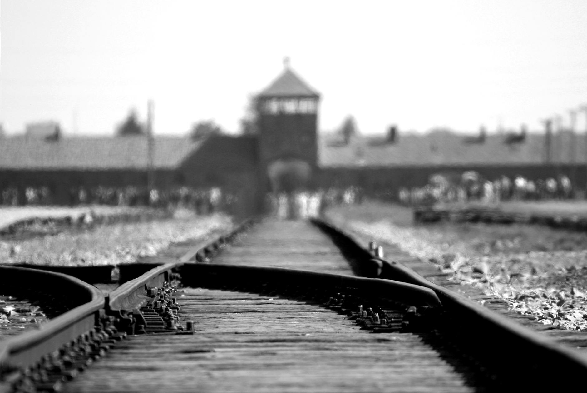 Malha ferroviária que leva ao antigo campo de Auschwitz, na Polônia. Nazismo praticou genocídio. 