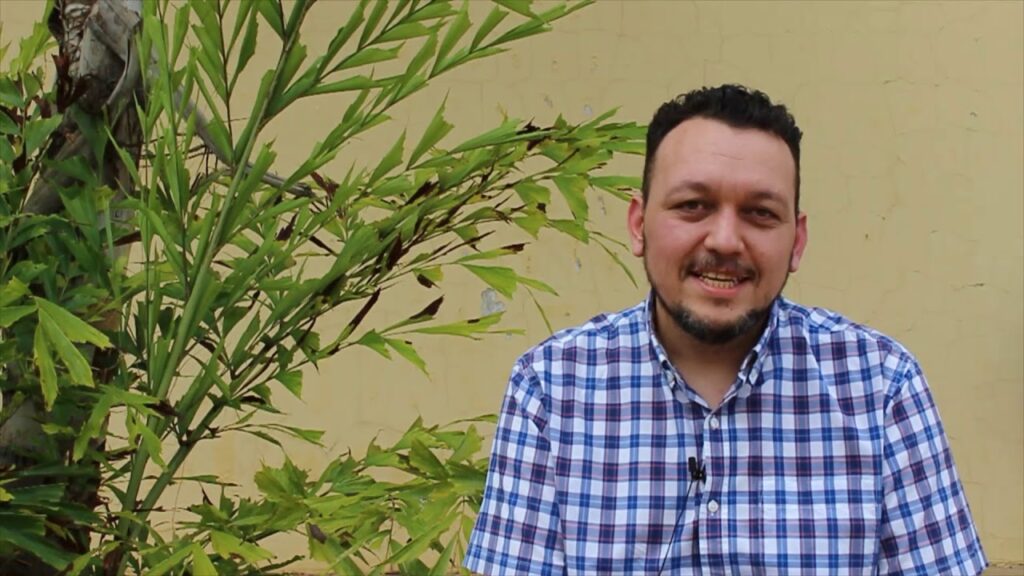 Professor Marcos Sorrilha, de camisa quadriculada, sorri para foto. Ele falou ao Café História sobre o que espera para Trump 2. 