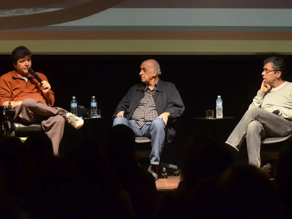 Em um palco, estão sentados, da esquerda para a direita: Marcelo Rubens Paiva, Zuenir ventura e Ivo Herzog. Paiva é autor de Ainda estou aqui. 