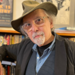 Art Spiegelman está de blazer, chapéu e olha para a câmera. sozinho na foto. Seu trabalho sobre Gaza está em produção.