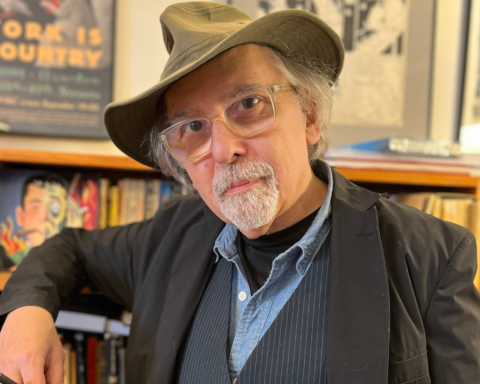 Art Spiegelman está de blazer, chapéu e olha para a câmera. sozinho na foto. Seu trabalho sobre Gaza está em produção.