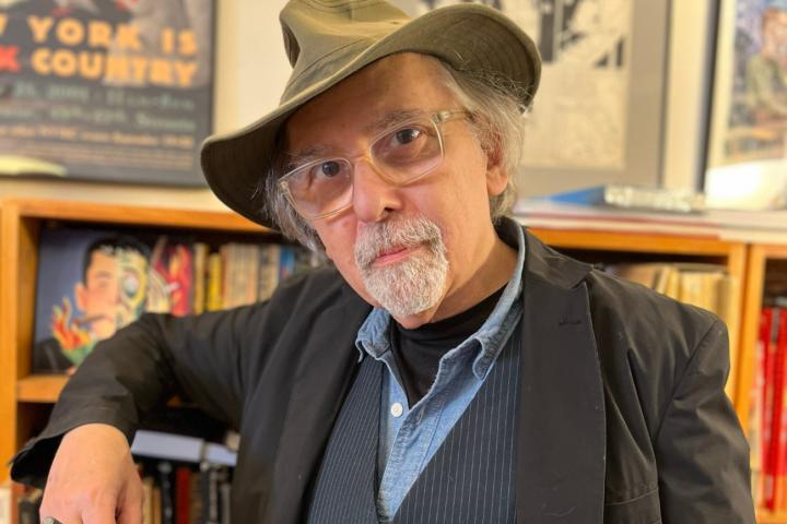 Art Spiegelman está de blazer, chapéu e olha para a câmera. sozinho na foto. Seu trabalho sobre Gaza está em produção.