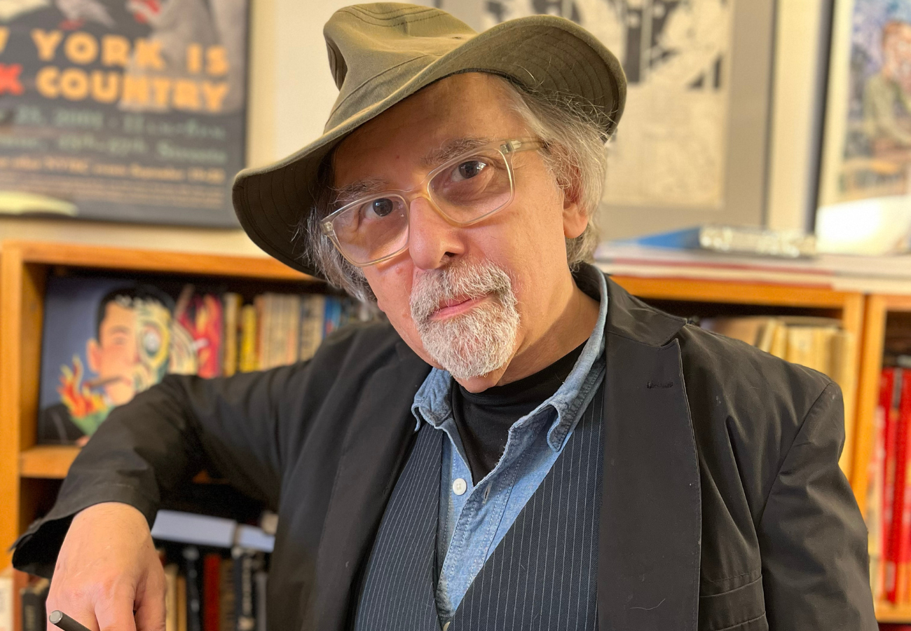 Art Spiegelman está de blazer, chapéu e olha para a câmera. sozinho na foto. Seu trabalho sobre Gaza está em produção.