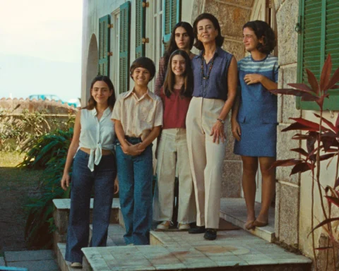 Família tira foto em casa para a imprensa. Cena de "Ainda estou aqui". Foto divulgação.