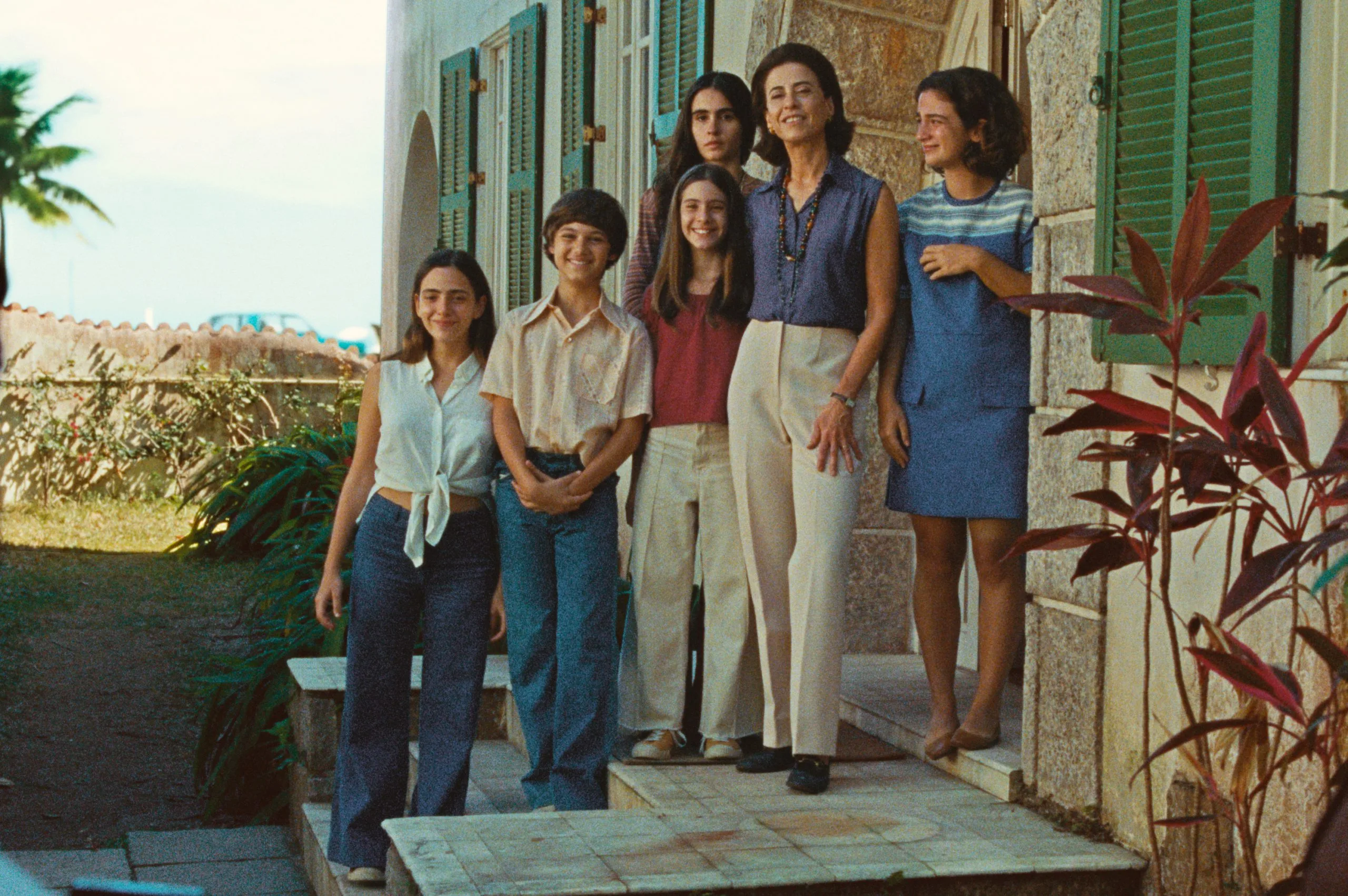 Família tira foto em casa para a imprensa. Cena de "Ainda estou aqui". Foto divulgação.