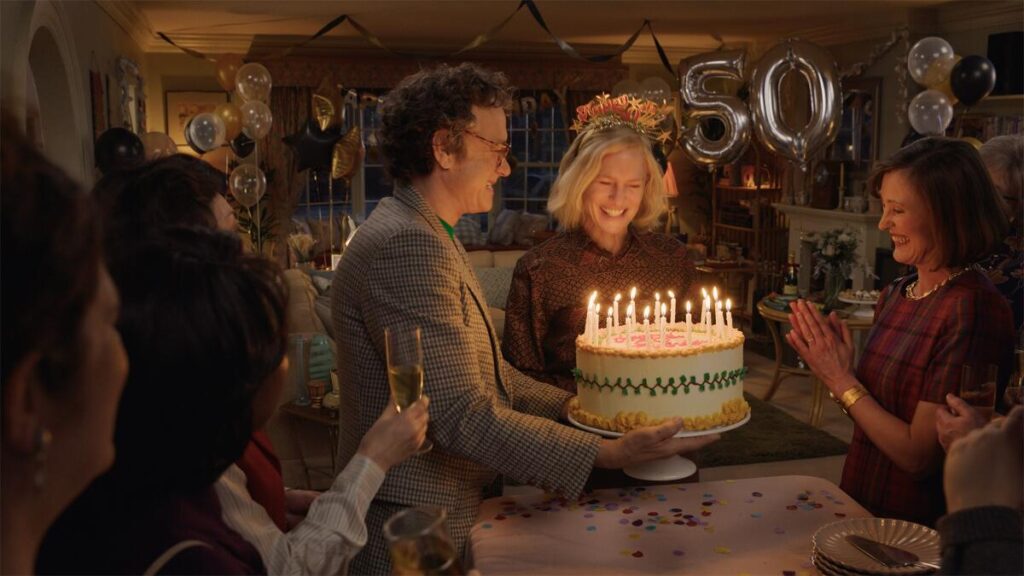 Cena de aniversário de "Aqui". Tom Hanks e Robin Wright mais um vez em seus papéis.