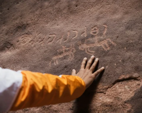 Inscrições rupestres em pedra avermelhada na Arábia Saudita, local de patrimônio histórico variado.