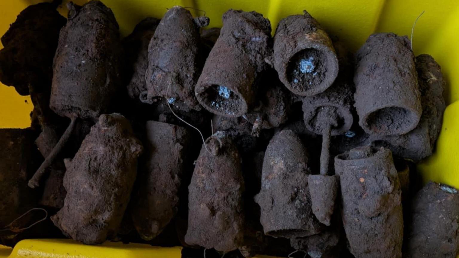 Quase 200 bombas da Segunda Guerra Mundial são encontradas em área de parque infantil na Inglaterra