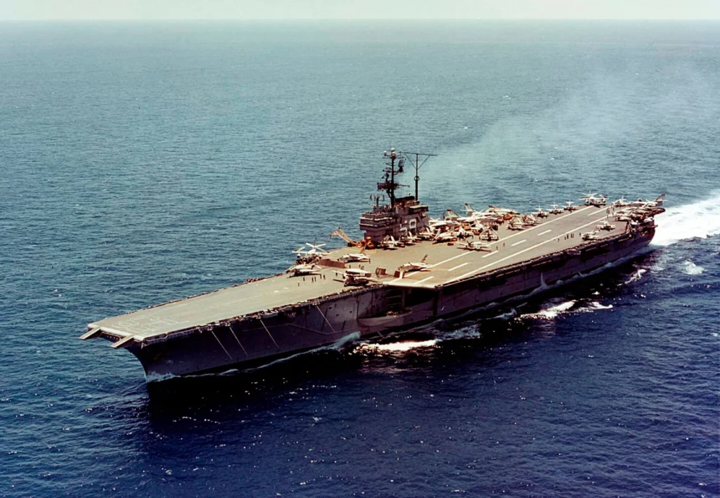 USS Forrestal (CVA-59), mobilizado pea Operação Brother Sam, em andamento no mar em 31 de maio de 1962.