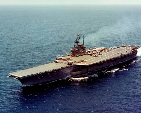 USS Forrestal (CVA-59), mobilizado pea Operação Brother Sam, em andamento no mar em 31 de maio de 1962.