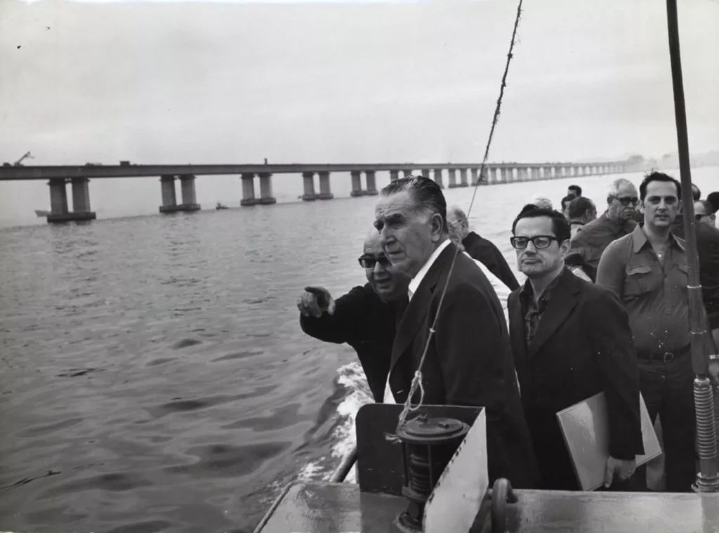 Visita do ditador Médici às obras da Ponte Rio-Niterói em 1973