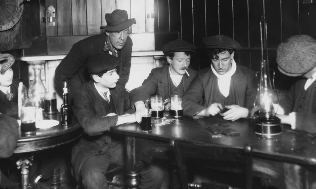 Trabalhadores bebem em pub de Leeds 1913, às vésperas da Primeira Guerra Mundial.