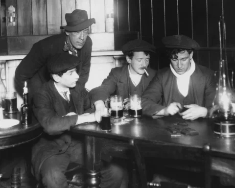 Trabalhadores bebem em pub de Leeds 1913, às vésperas da Primeira Guerra Mundial.