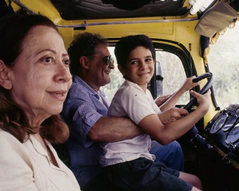 Fernanda Montenegro em cena de "Central do Brasil", de Walter Salles. Ela está dentro de um caminhão com um homem e uma criança.