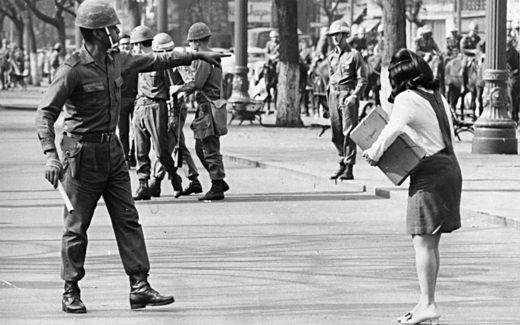 Police officer represses student during the Military dictatorship in Brazil.