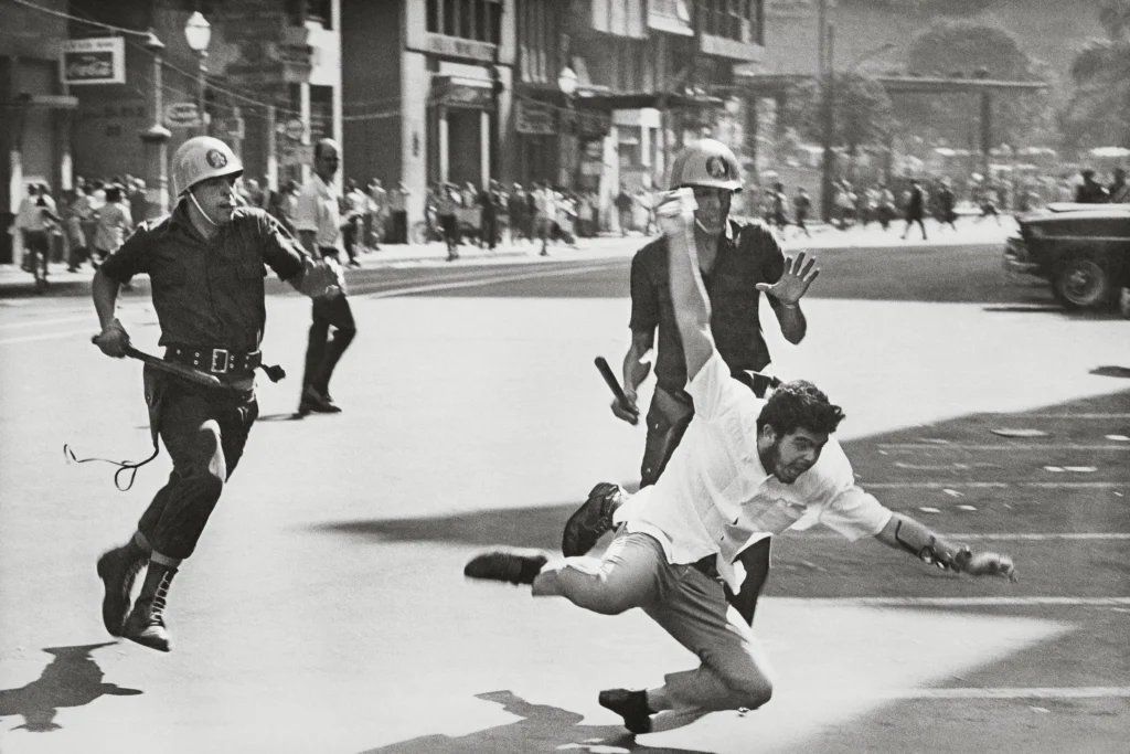 A historic photo taken by the Brazilian photographer Evandro Teixeira.