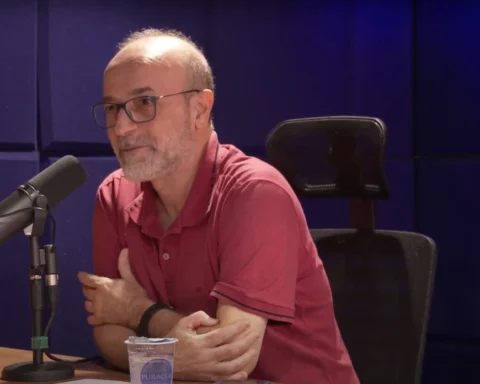 Marco Napolitano, de camisa vermelha, no estúdio, comenta Ainda estou aqui.